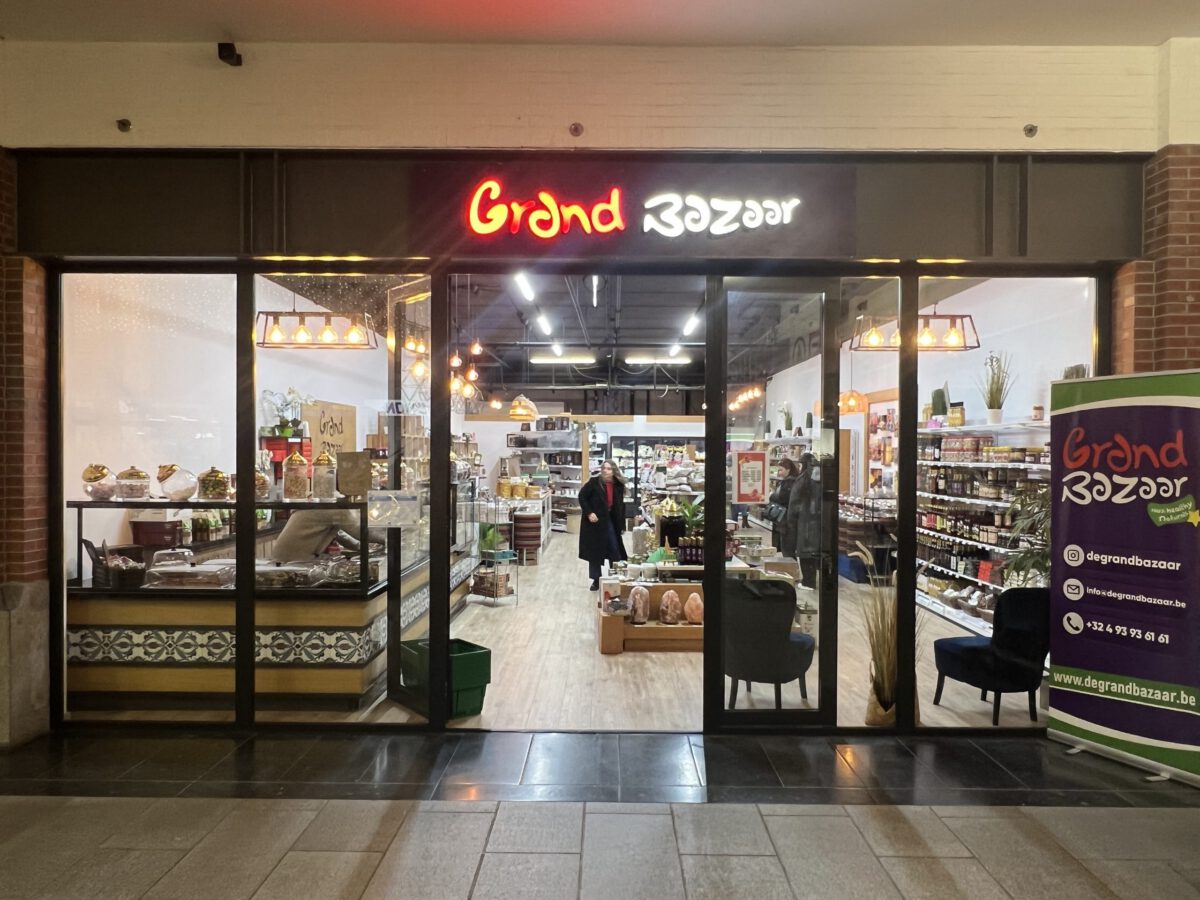 Voorgevel en ingang van De Grand Bazaar-winkel in Shopping Den Tir.