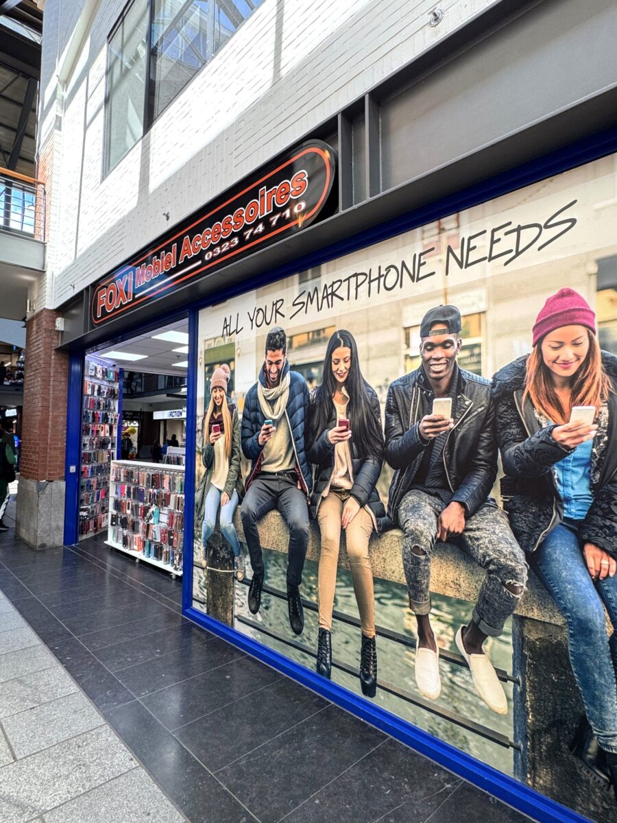 Zijkant van de Foxi Mobiel, smartphonewinkel in Shopping Den Tir in Antwerpen