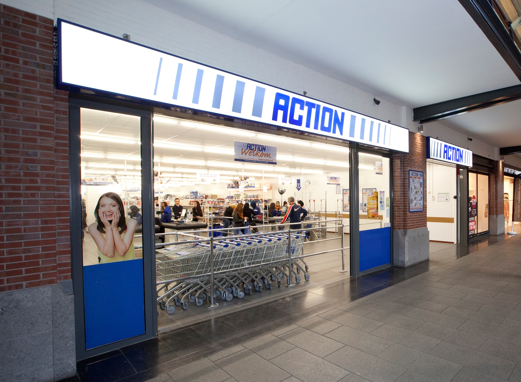Voorgevel en ingang van de Action-winkel in Shopping Den Tir.