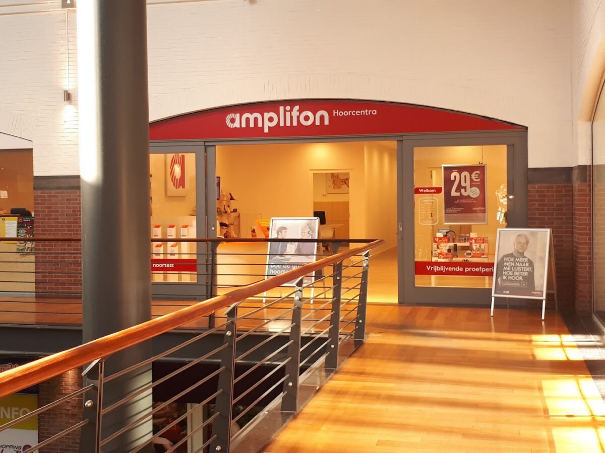Voorgevel en ingang van de Amplifon-winkel in Shopping Den Tir.